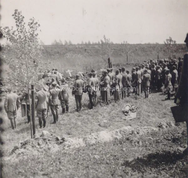 33. Nederlandse krijgsgevangenen brengen een eregroet bij de graven van hun gesneuvelde kameraden bij de Tweede Tol in mei 1940. image