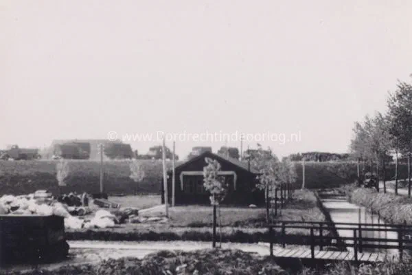 34. Nederlandse barak van het barakkenkamp bij de Tweede Tol in mei 1940. image