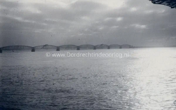 10. De spoorbrug van Moerdijk tijdens de tweede wereldoorlog. image