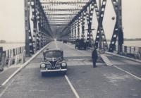 11. Duitse soldaat bewaakt de verkeersbrug van Moerdijk tijdens de tweede wereldoorlog. thumbnail