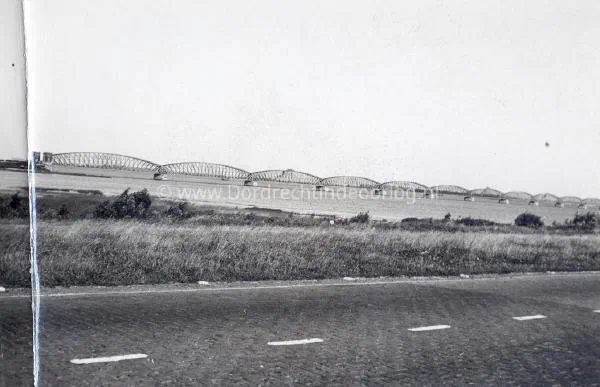 13. Een fraaie opname van de Spoorbrug bij Moerdijk van tijdens de tweede wereldoorlog. image