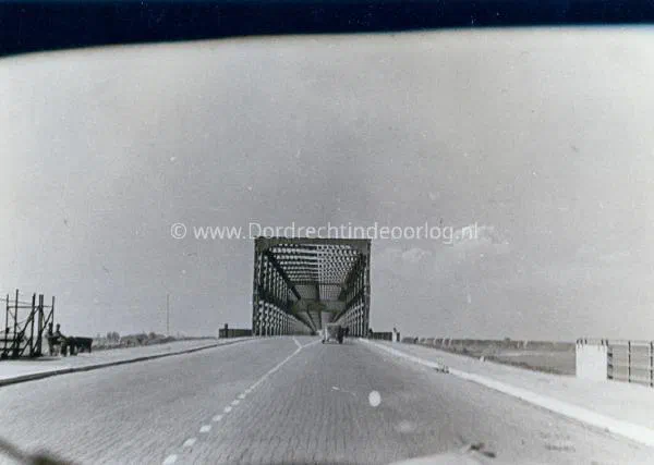 14. De verkeersbrug van Moerdijk tijdens de tweede wereldoorlog. image