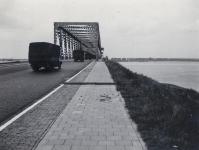 15. Duitse voertuigen op de verkeersbrug van Moerdijk tijdens de tweede wereldoorlog. thumbnail