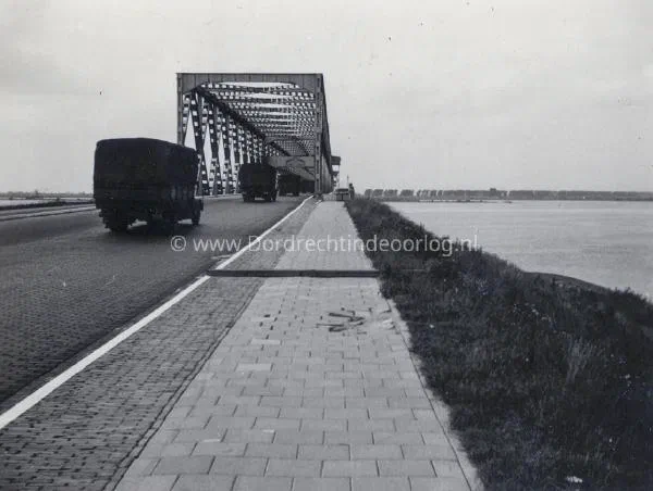 15. Duitse voertuigen op de verkeersbrug van Moerdijk tijdens de tweede wereldoorlog. image