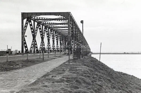 17. Een opname van de Verkeersbrug van Moerdijk tijdens de tweede wereldoorlog. image