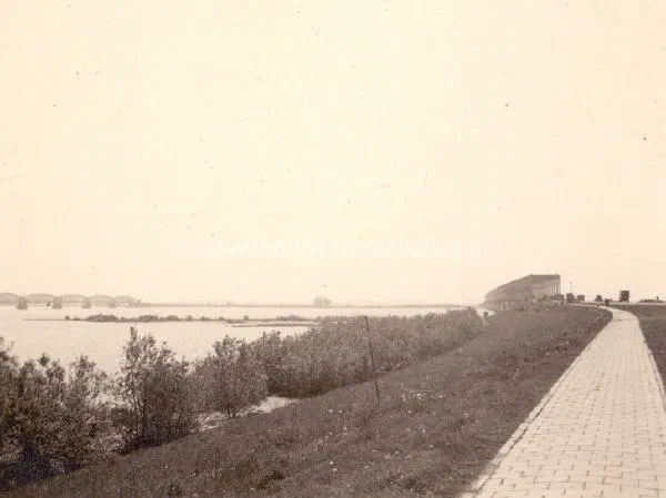 2. De oprit bij de verkeersbrug Moerdijk tijdens de tweede wereldoorlog. image