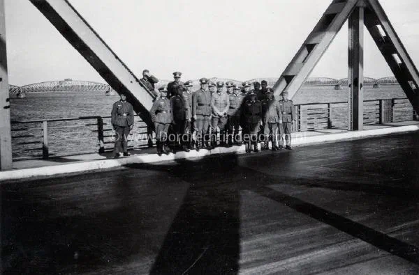 21. Duitse militairen verkeersbrug Moerdijk. image