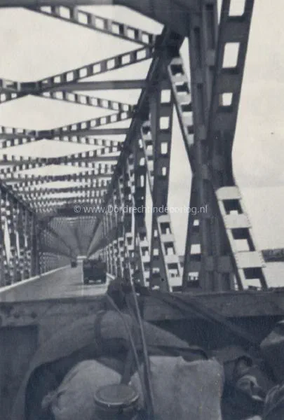 24. Duitse voertuigen op de Verkeersbrug van Moerdijk. image