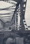 24. Duitse voertuigen op de Verkeersbrug van Moerdijk. thumbnail