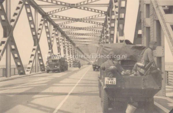 27. Duitse voertuigen op de verkeersbrug van Moerdijk. image