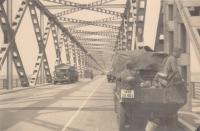 27. Duitse voertuigen op de verkeersbrug van Moerdijk. thumbnail