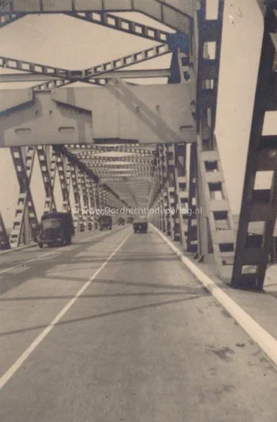28.Duitse vrachtwagens op de verkeersbrug van Moerdijk. image