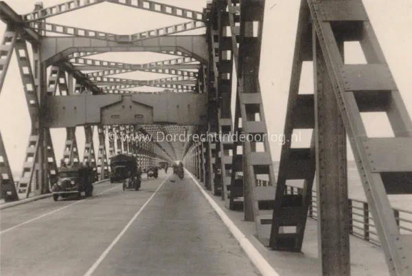 29. Troepenverplaatsingen over de Moerdijkbrug tussen Brabant en Dordrecht. image