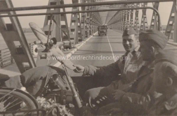 32. Duitse troepen in een vrachtwagen op de Moerdijkbrug. image