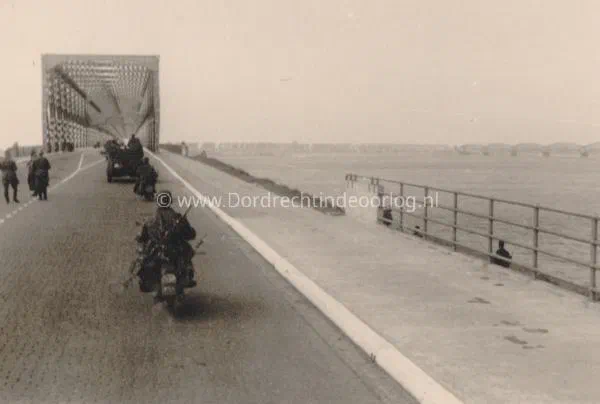 33. Duitse troepen op de Moerdijkbrug tussen Brabant en Dordrecht. image