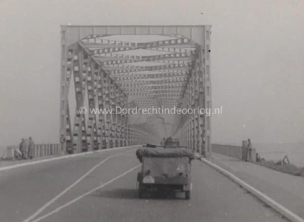 35. Een Duits voertuig op de Moerdijkbrug tussen Brabant en Dordrecht. image