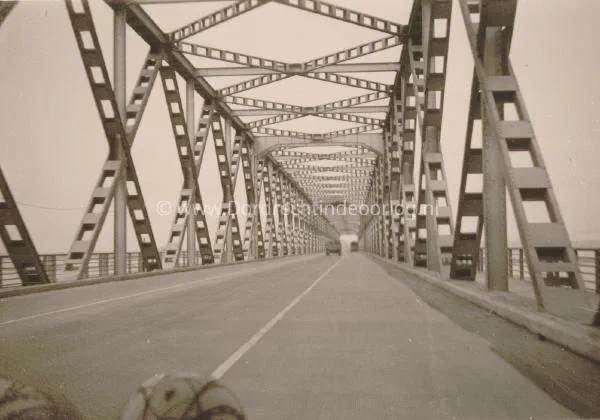 36. Duitse voertuigen op de Moerdijkbrug. image