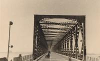 37. Duitse troepen op de Moerdijkbrug. thumbnail