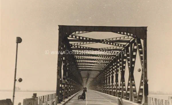 37. Duitse troepen op de Moerdijkbrug. image