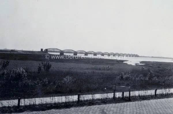 5. De Spoorbrug van Moerdijk tijdens de tweede wereldoorlog. image