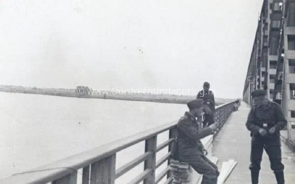 6. Duitse soldaten op de verkeersbrug van Moerdijk tijdens de tweede wereldoorlog image