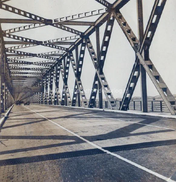 8. Paarden en wagens op de verkeersbrug van Moerdijk tijdens de tweede wereldoorlog. image