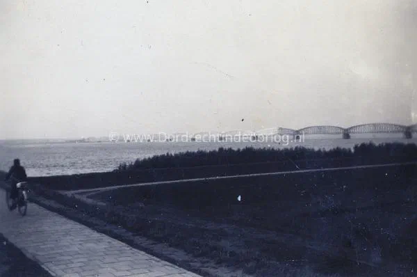 9. Fietser op het fietspad bij de bruggen van Moerdijk tijdens de tweede wereldoorlog. image