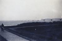 9. Fietser op het fietspad bij de bruggen van Moerdijk tijdens de tweede wereldoorlog. thumbnail