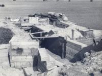 1. Restanten Duitse stellingen Willemsdorp bij de Moerdijkbruggen kort na het einde van de tweede wereldoorlog. thumbnail