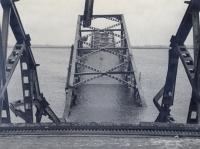 4. Restanten van de verkeersbrug van Moerdijk kort na het einde van de tweede wereldoorlog. thumbnail