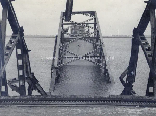 4. Remnants of the Moerdijk road bridge shortly after the end of the Second World War. image