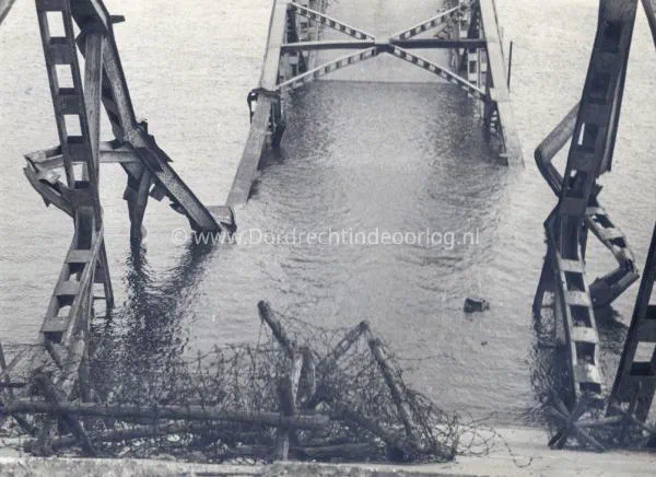 5. Remnants of the Moerdijk road bridge shortly after the end of the Second World War. image