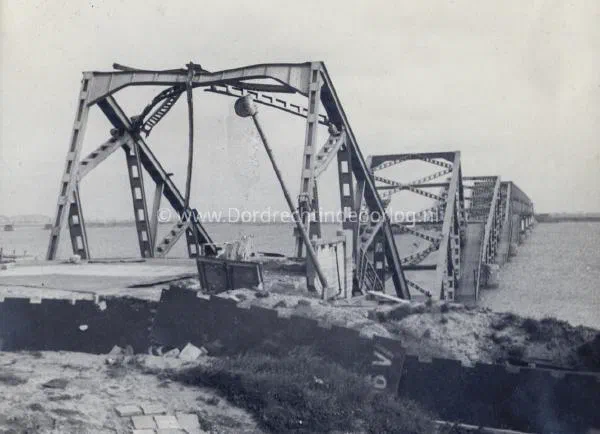 6. Remnants of the Moerdijk road bridge shortly after the end of the Second World War. image
