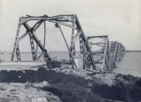 6. Restanten van de verkeersbrug van Moerdijk kort na het einde van de tweede wereldoorlog. thumbnail