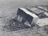 7. Achtergebleven springladingen bij de bruggen van Moerdijk kort na het einde van de tweede wereldoorlog. thumbnail