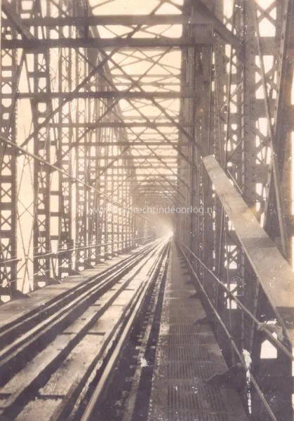 12. De spoorbrug bij Moerdijk. image