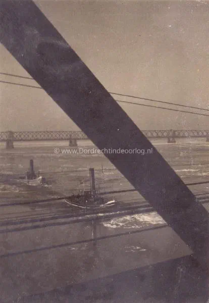 13. Vanaf de spoorbrug bij Moerdijk in 1940/41.. image