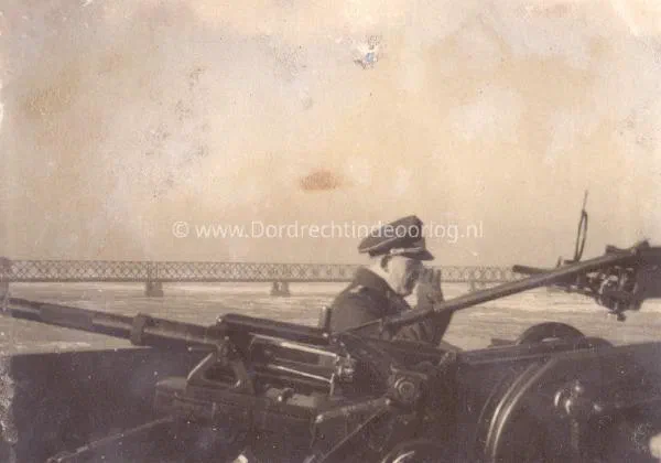 22. Op de spoorbrug van Moerdijk. image