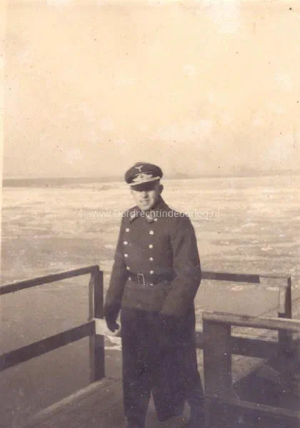 23. Op de spoorbrug van Moerdijk. image