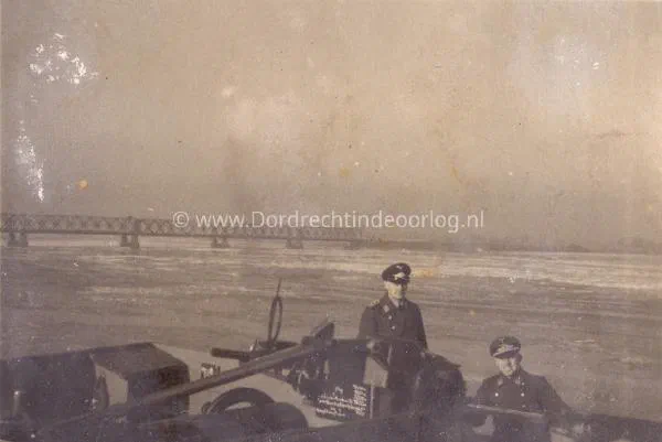 24. Op de spoorbrug van Moerdijk. image
