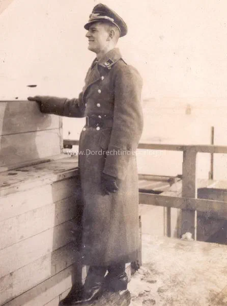 28. Nog een foto op de Verkeersbrug bij Moerdijk tussen 1940 en 1941. image