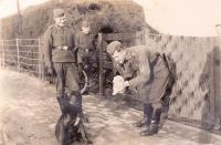30. Met één van de hondjes bij de bruggen van Moerdijk in 1940/41. thumbnail