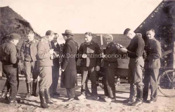 31. Duitse soldaten met klompen aan bij de bruggen van Moerdijk in 1940/41 image
