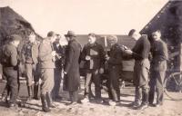31. Duitse soldaten met klompen aan bij de bruggen van Moerdijk in 1940/41 thumbnail