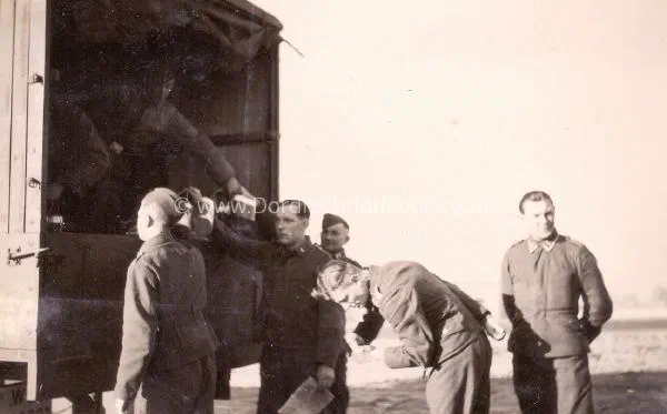 36. Nog een foto van de vrachtwagen bij de bruggen van Moerdijk in 1940/41. image