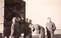 36. Nog een foto van de vrachtwagen bij de bruggen van Moerdijk in 1940/41. thumbnail