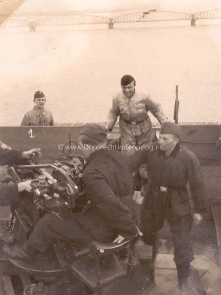 40. Oefening op de verkeersbrug van Moerdijk in 1940/41. image