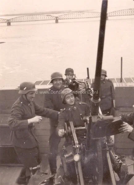 42. Oefening op de verkeersbrug van Moerdijk in 1940/41. image