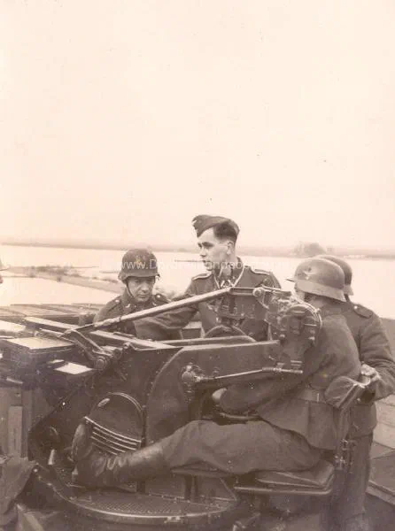 44. Oefening op de verkeersbrug van Moerdijk in 1940/41. image