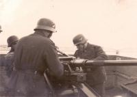 47. Oefening op de verkeersbrug van Moerdijk in 1940/41. thumbnail